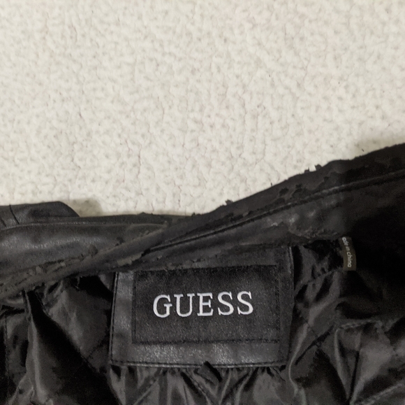 Guess jacket with some crumbling in neck area - Picture 8 of 10
